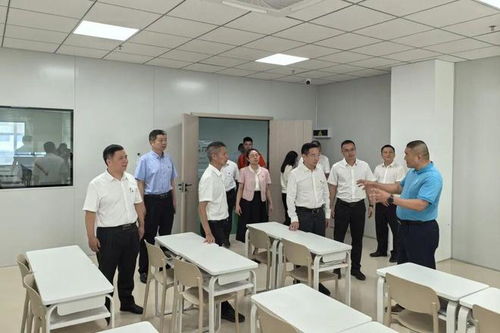 產教融合賦能智能制造 電子信息產業學院‘廠中?！浇遗? class=